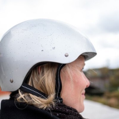 vrouw met fietshelm op hoofd
