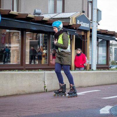 vrouw op inlineskates