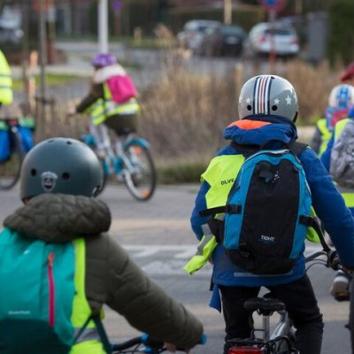 groep fietsende kinderen