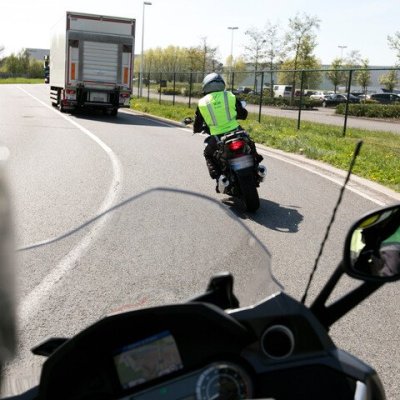 motorrijders achter vrachtwagen