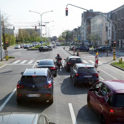 auto's bij rood licht aan een kruispunt