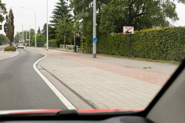 rijbaan met fietspad ernaast