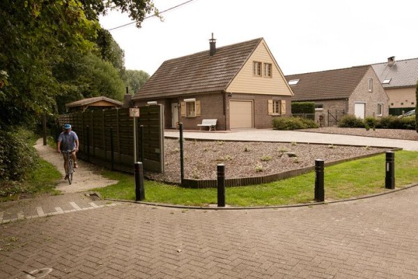 fietser die uit pad komt