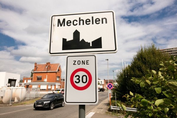 Bebouwde kom met verkeersbord zone 30