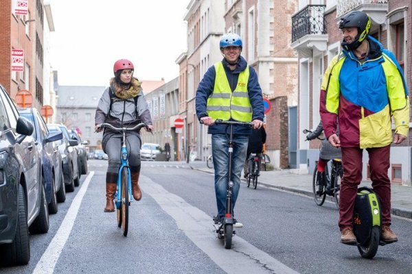 man en vrouw op e-step