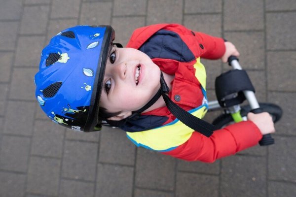 jongen op een loopfiets