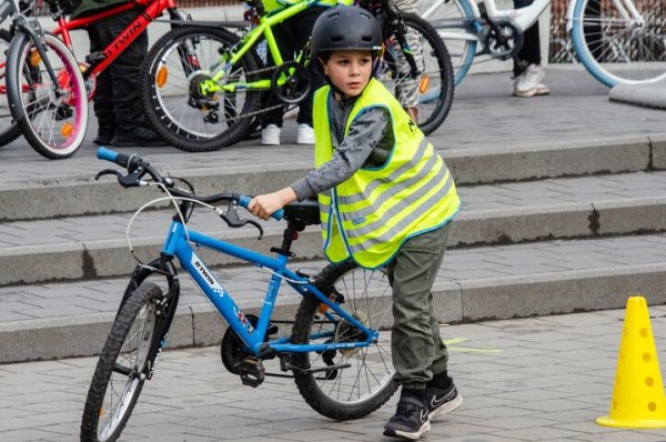 kind dat op fiets stapt