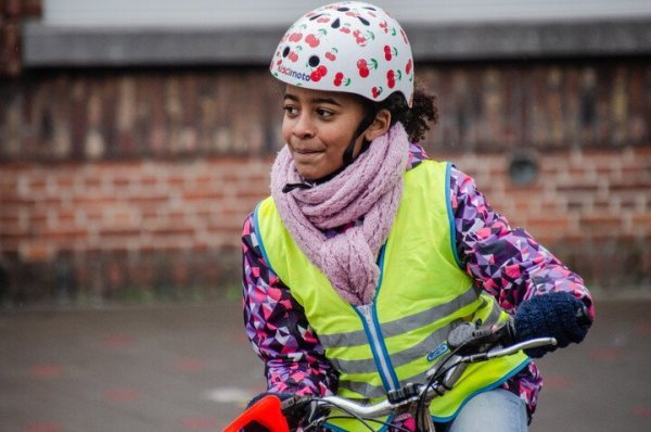 meisje dat fietst
