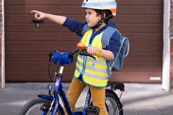 jongen op een fiets