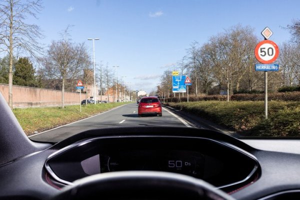 auto op rijbaan met voorligger