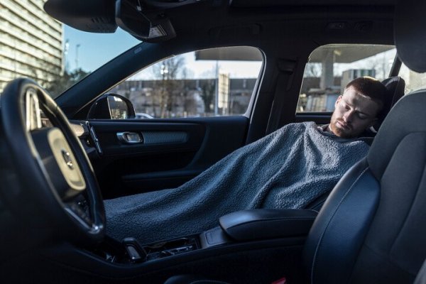 vrouw die powernap doet in auto op de achterbank
