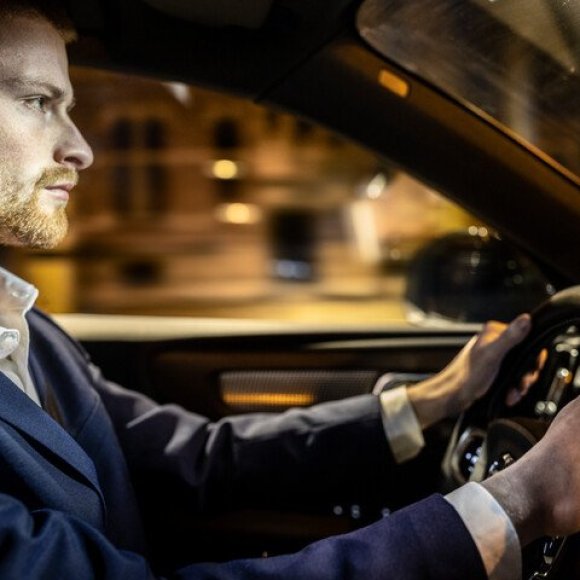 man geconcentreerd aan het autorijden