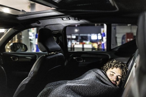man die op de achterbank van auto een powernap doet