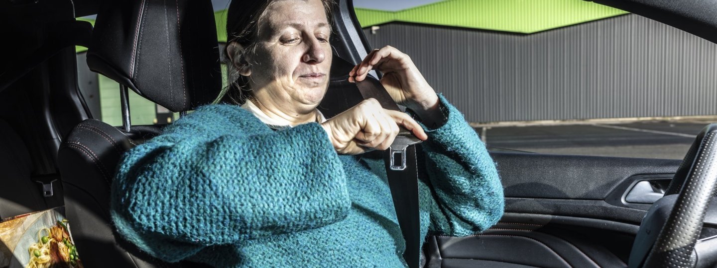 vrouw die gordel aandoet