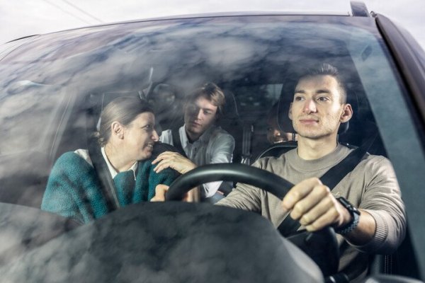 bestuurder en passagiers in auto