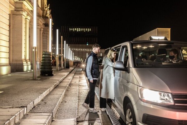 jongeren die een taxi nemen