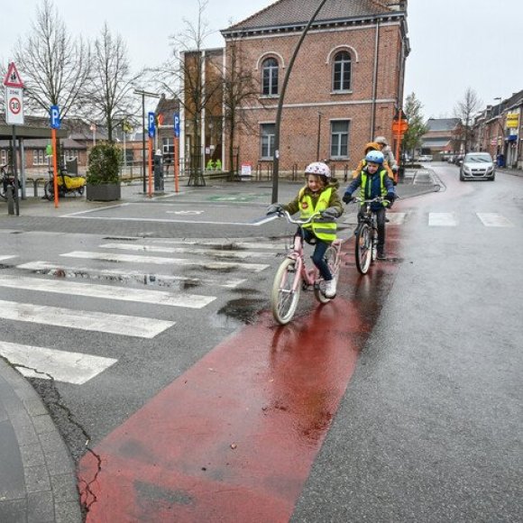 kinderen op fietspad aan kruispunt