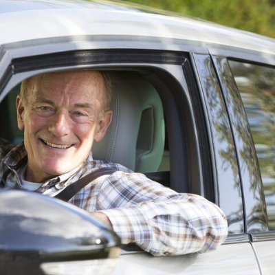 oudere man achter het stuur