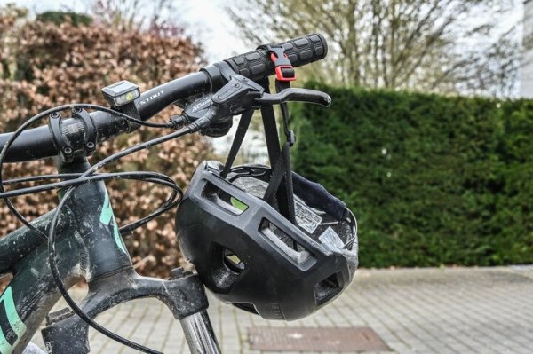 fiets met fietshelm aan het stuur