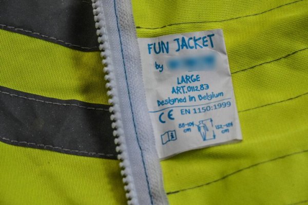 kwaliteitslabel in fluohesje met certificaatsnummer