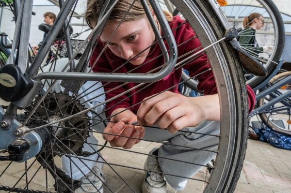 iemand die fiets herstelt