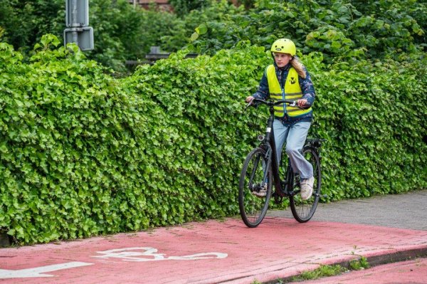 kind dat op een fietspad rijdt