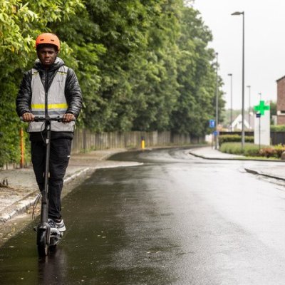 jongere op een e-step