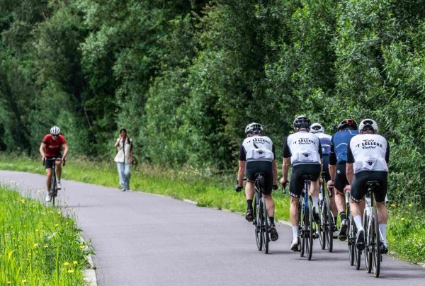 groepje wielrenners op een jaagpad