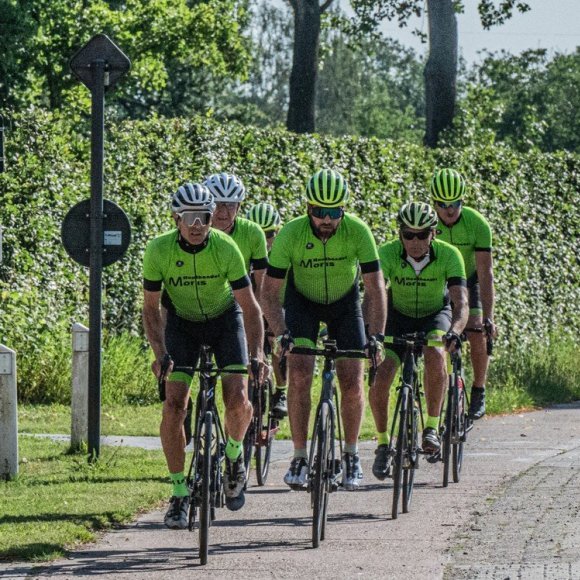 fietsers op het fietspad in groep, wielrenners