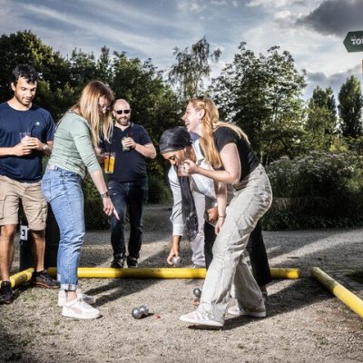 vrienden die petanquen en alcoholvrij drinken