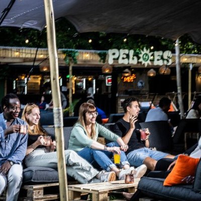 vrienden die alcoholvrij drinken