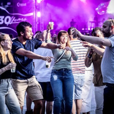 feestende vrienden met bob die nuchter blijft