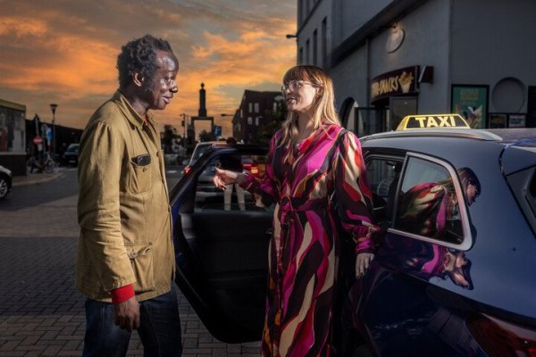 koppel dat in een taxi stapt