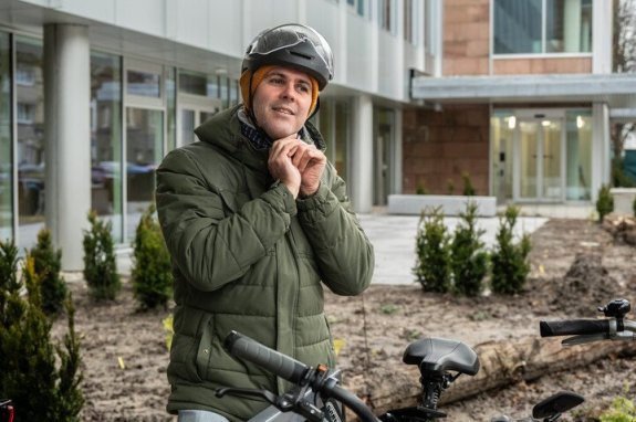 fietser die helm speedpedelec opzet