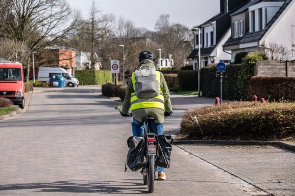 fietser op speedpedelec op de rijbaan