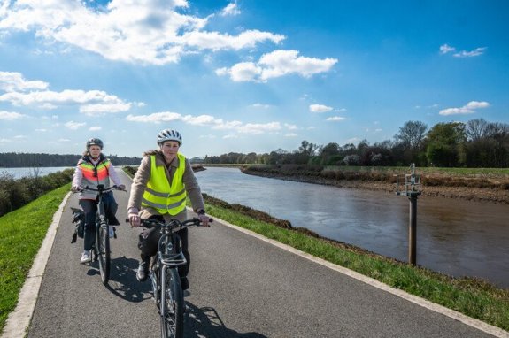 fietsers op een jaagpad