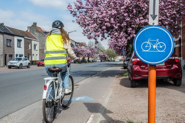 fietser op een fietspad aangeduid met een verkeersbord
