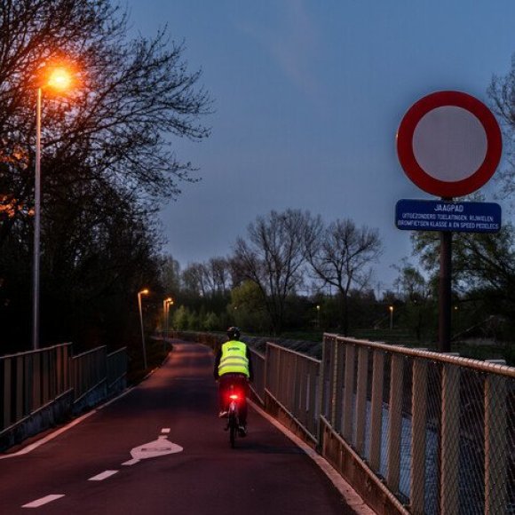 verlicht jaagpad in het donker