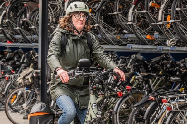 fietser die uit fietsenstalling rijdt