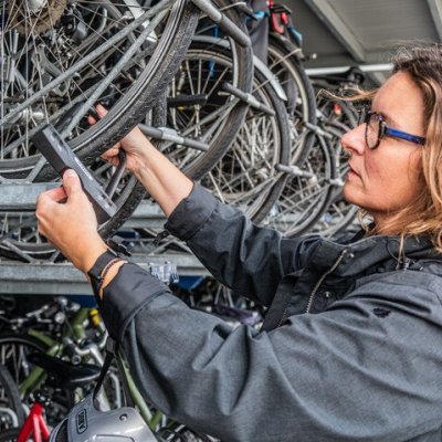 fiets aan rek vastmaken in fietsenstalling