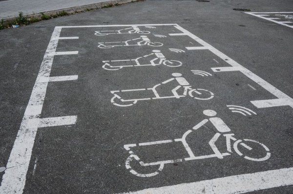 Geschilderde voorbehouden fietsparkeerplaatsen voor deelbakfietsen