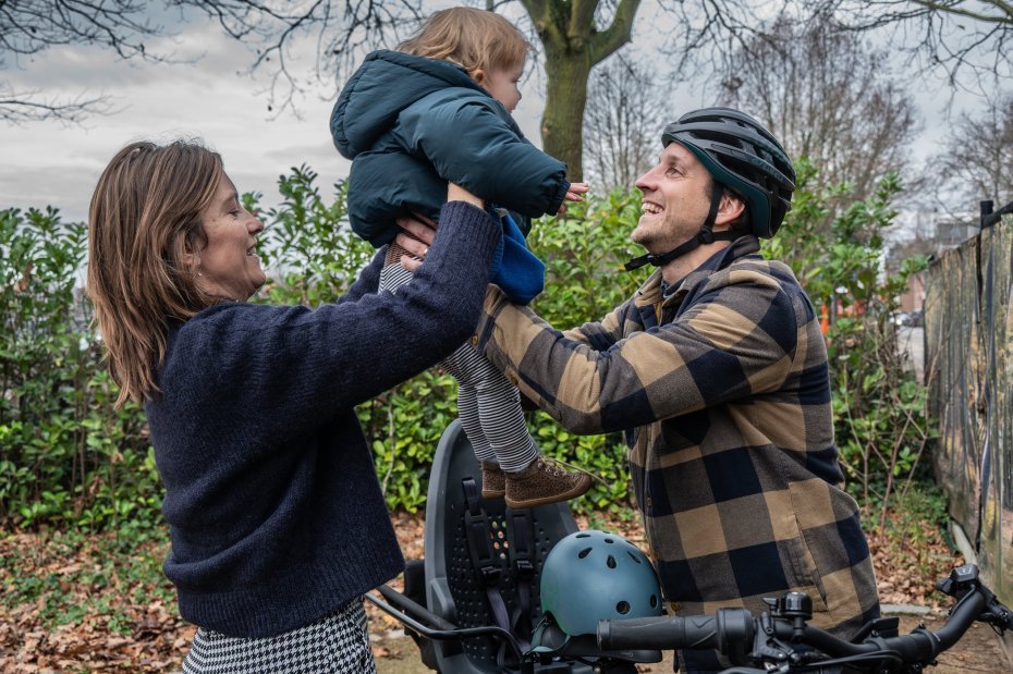 Ouders die kind op een longtailfiets zetten
