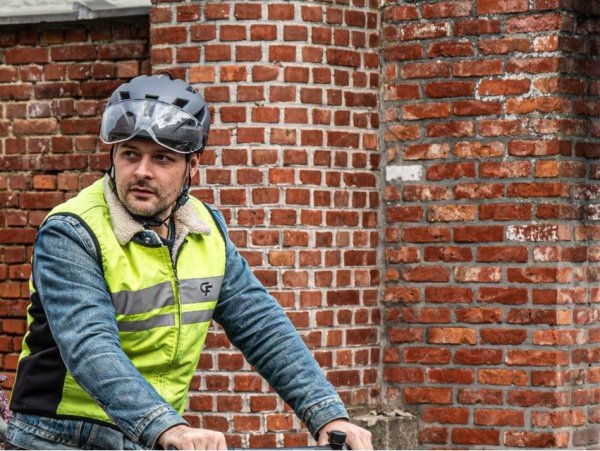 man met fietshelm