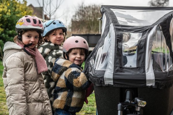 kinderen naast bakfiets
