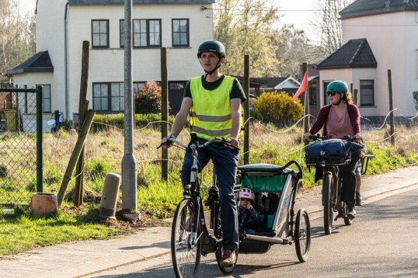 man die fietst met fietskar