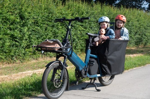 2 kinderen op longtailfiets