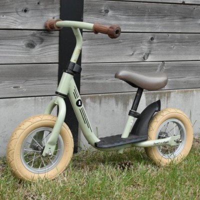 loopfiets die tegen een tuinhek staat