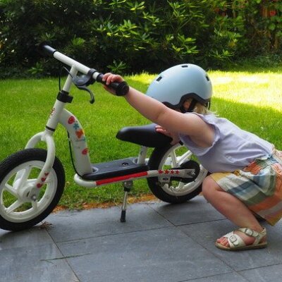 kind naast loopfiets