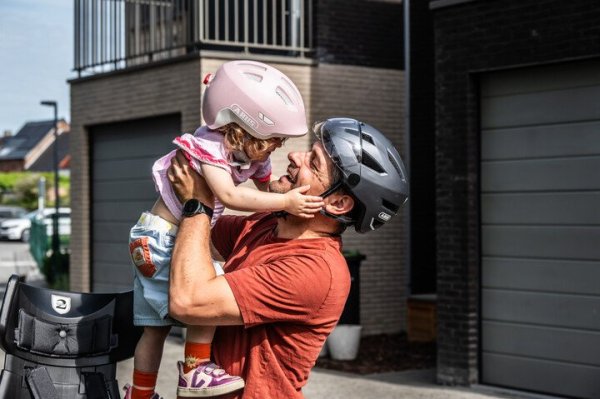vader en kind met fietshelm op