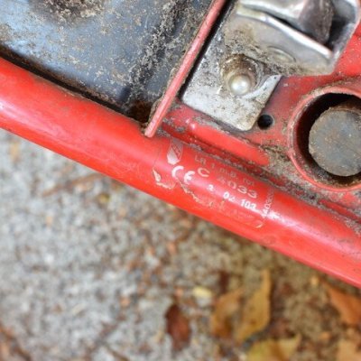 CE-keuringslabel op een loopfiets